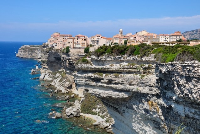Korsika - město Bonifacio na útesech