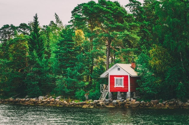 Finská sauna na břehu jezera