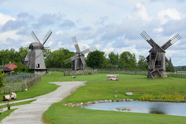 Estonsko ostrov Sareemaa, větrné mlýny