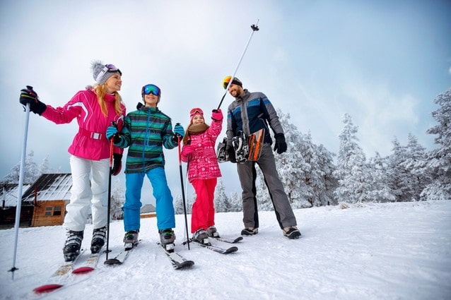 Rodina na lyžích výhodné půjčování lyží a snowboardů