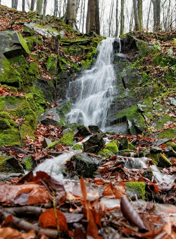 Vodopád v podzimním lese
