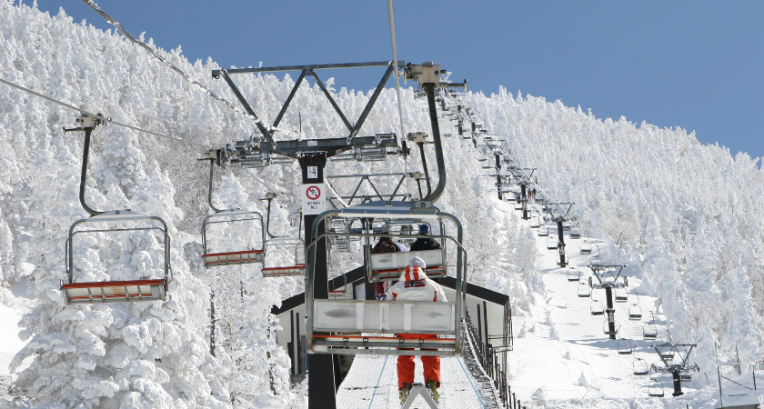 lyžař na vleku skier on the lift