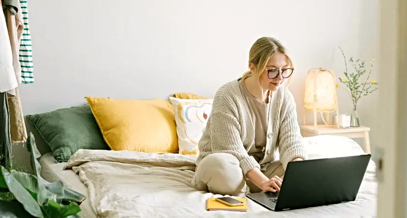 žena s počítačem woman with computer