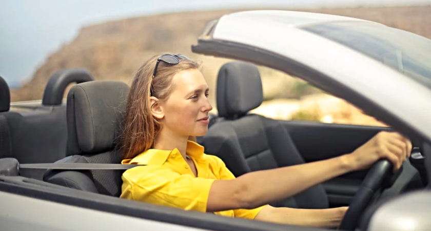žena řídí auto A woman driving a car