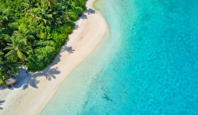 Moře a bílý písek na Maledivách