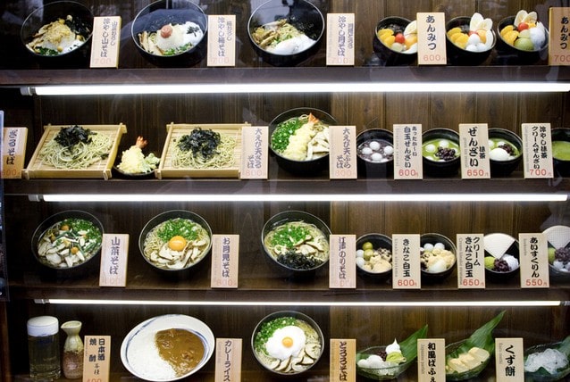 Japonské jídlo z výkladní skříně - umělé