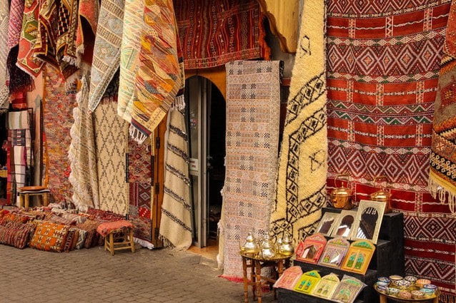 Marocký barevný trh s koberci