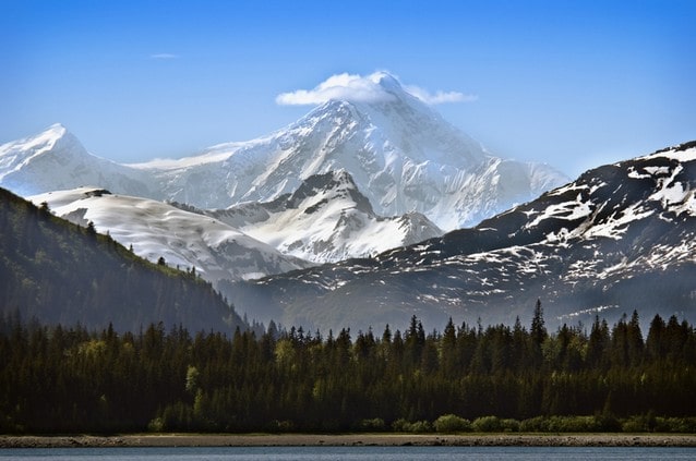 Zasněžené vrcholky hor na Aljašce