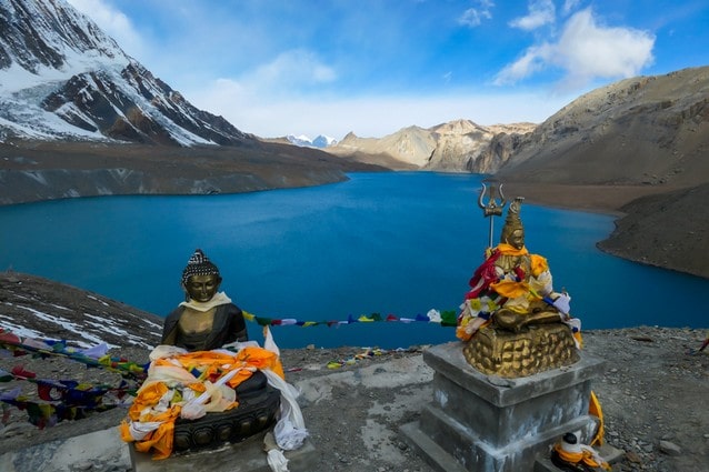 Tilicho lake s modlitebními vlaječkami