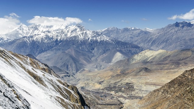 Výhled na údolí Muktinath ze sedla Thorong La