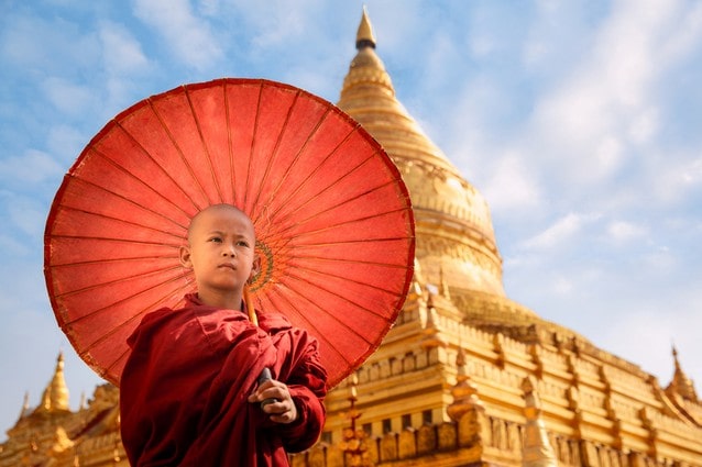Buddhistický mnih v Barmě u zlaté pagody Shwezigon