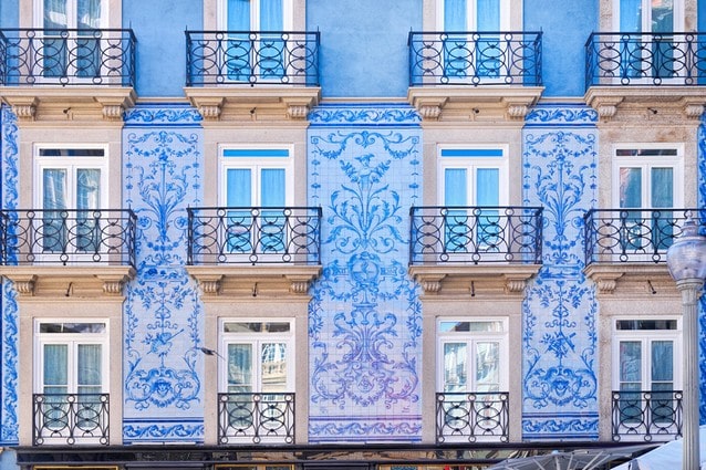 Historická kachličková fasáda v Porto, Portugalsko