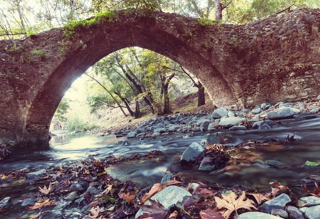 Kamenný most a potok, příroda na Kypru