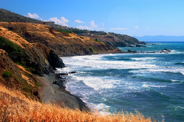 Kamenisté pobřeží na Kypru