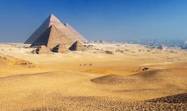 Pyramidy s Káhirou v dálce