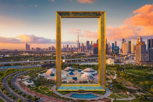 Dubaj, výhled na business distrikt, přes okno