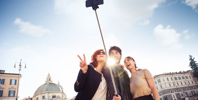 Pozor na selfie tyč v tlačenici!