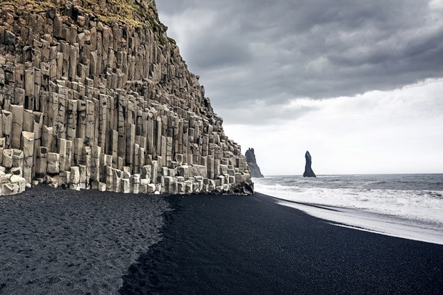 Islandská pláž, pobřeží, černý písek, čedič