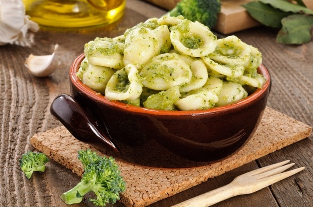 Italské těstoviny orecchiette s brokolicí