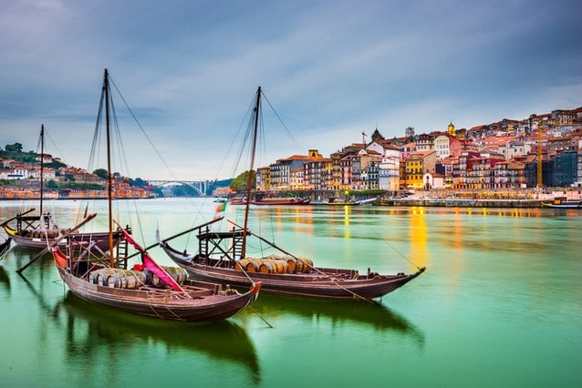Lodě Al rabelo na řece Douro v Portugalsku