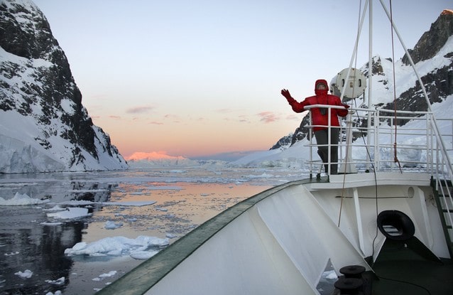 Půlnoční slunce Antarktida, lidi na lodi