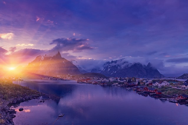 Norsko, rybářská vesnice v polárním dnu