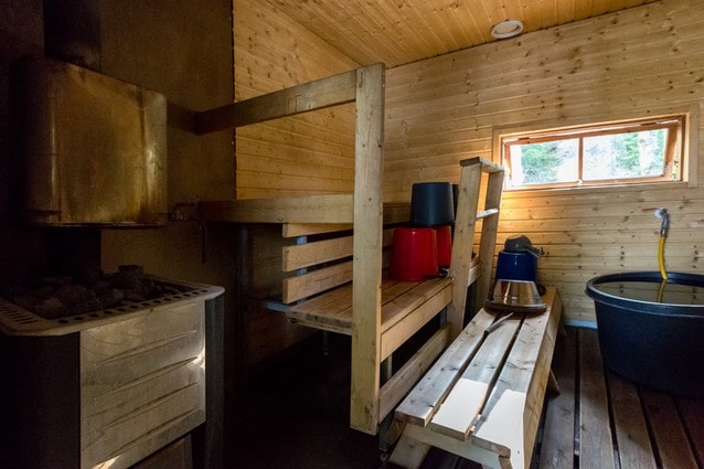 Finská rustikální venkovská sauna v dřevěné chýši