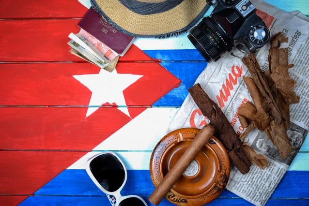 Kubánka s doutníkem na náměstí v Havaně 
