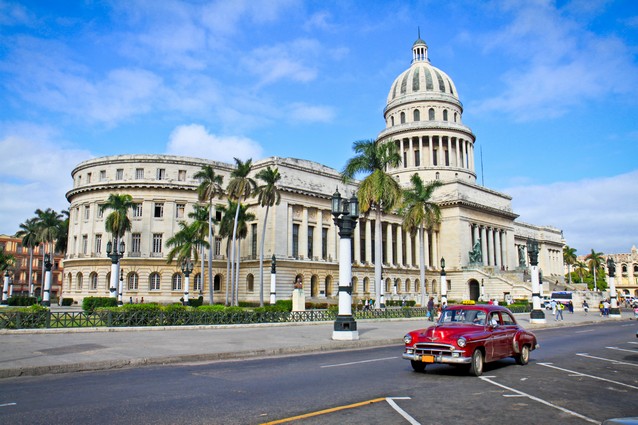 Staré auta na Florida ulici v Havaně