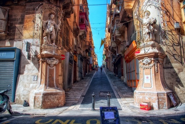 Ulička v hlavním městě Valetta, Malta