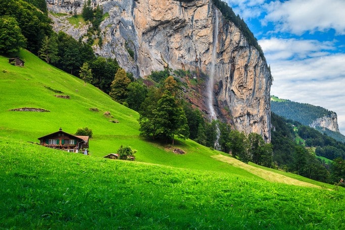 Švýcarské hory vesnice pastviny