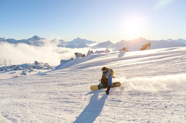 Dobře navoskovaný snowboard na sněhu