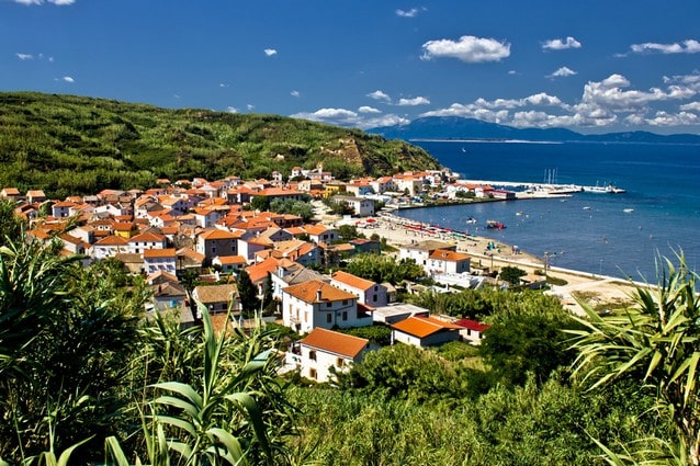 Chorvatsko, záliv a přístav na ostrově Susak