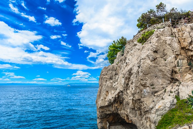 Makarska, Deep Cave party klub