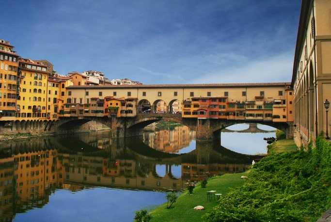 Krásná Florencie v Itálii řeka a domy