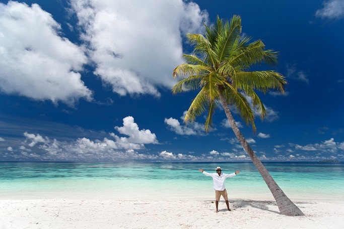 1. Vítejte na Maledivách, pláž na obydleném ostrově Feridhoo, Alif Alif atol, Maledivy