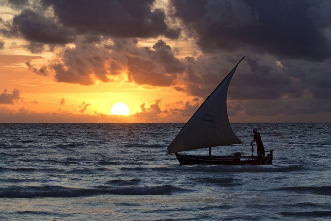 13. Západ slunce na Laamu atolu, Maledivy. Pohled z ostrova Gan