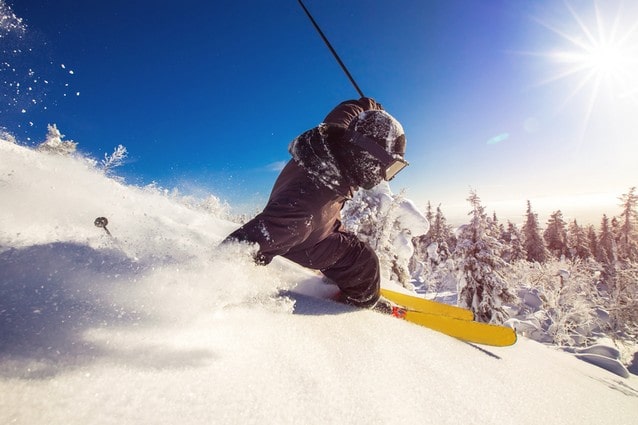 Freeride lyžování na zasněženém kopci