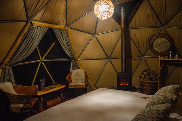 Vnitřek glamping stanu polyhedron, ložnice