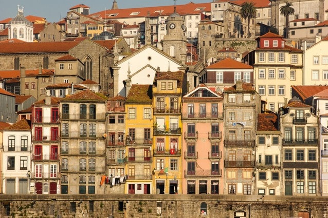 Barevné domy v Porto Cais da Ribeira u řeky Douro