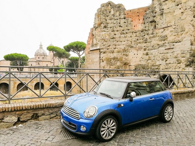 Auto v Itálii zaparkované u baziliky