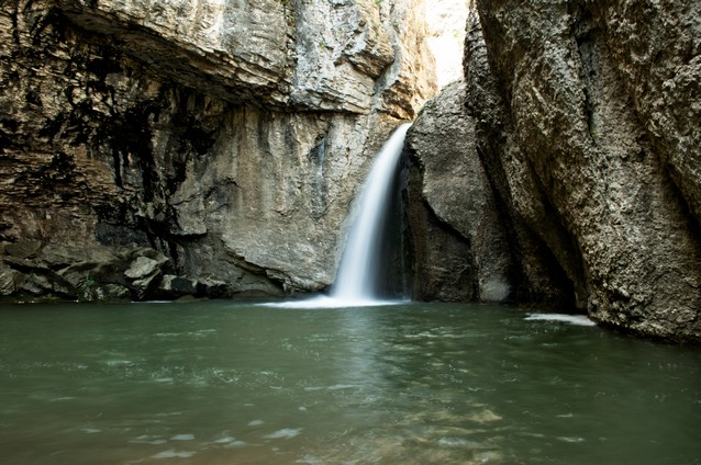 Vodopád v Bulharsku s jezírkem, Momin skok