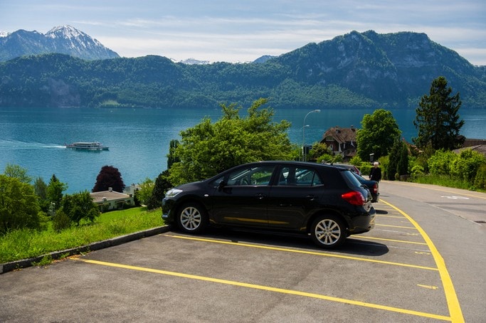 Zaparkované auto u jezera 