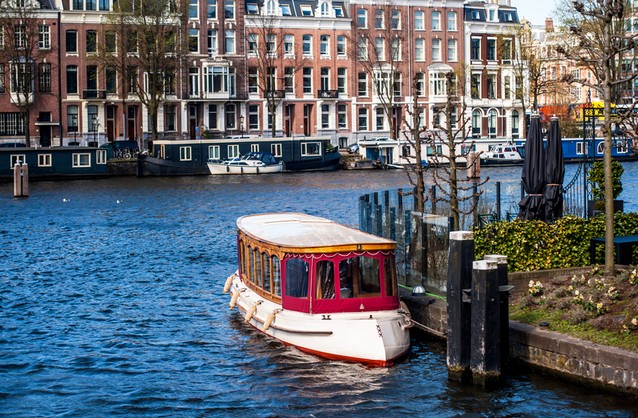 Kanál s lodí v Amsterdamu