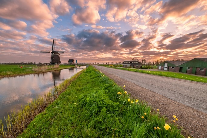 Holandský kanál a větrný mlýn