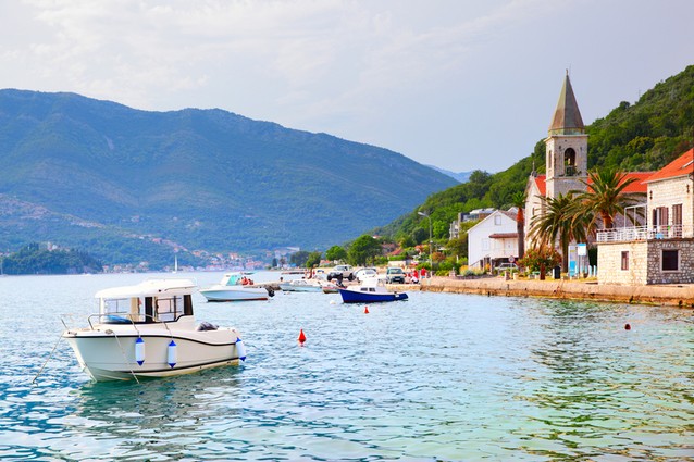 Městečko Crnojevica, most blízko jezera Skadar, Černá hora