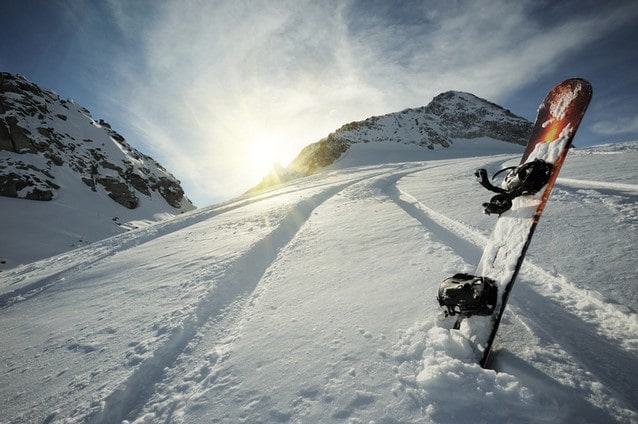 Snowboard v zimních horách