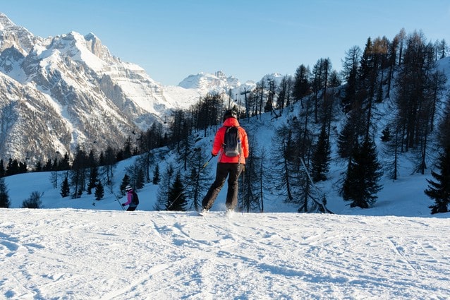 Zimní hory jízda na lyžích