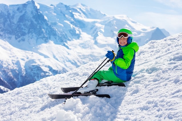 Výhled na zimní alpské sjezdovky, lyžování v Alpách