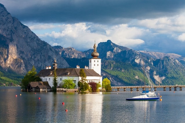 Traunsee, hrad Schloss Orth uprostřed jezera Traunsee